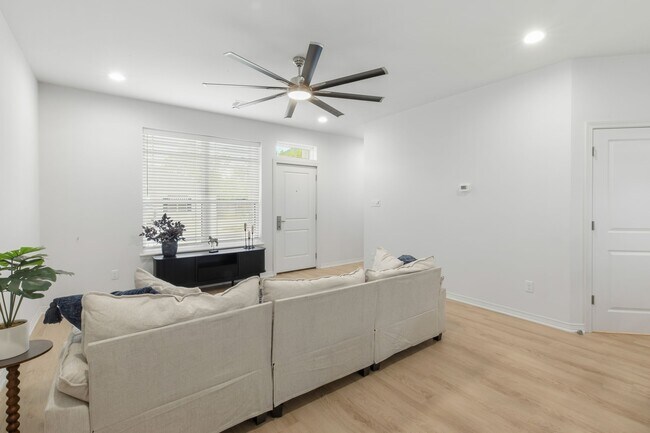 Building Photo - 307 Sterling St