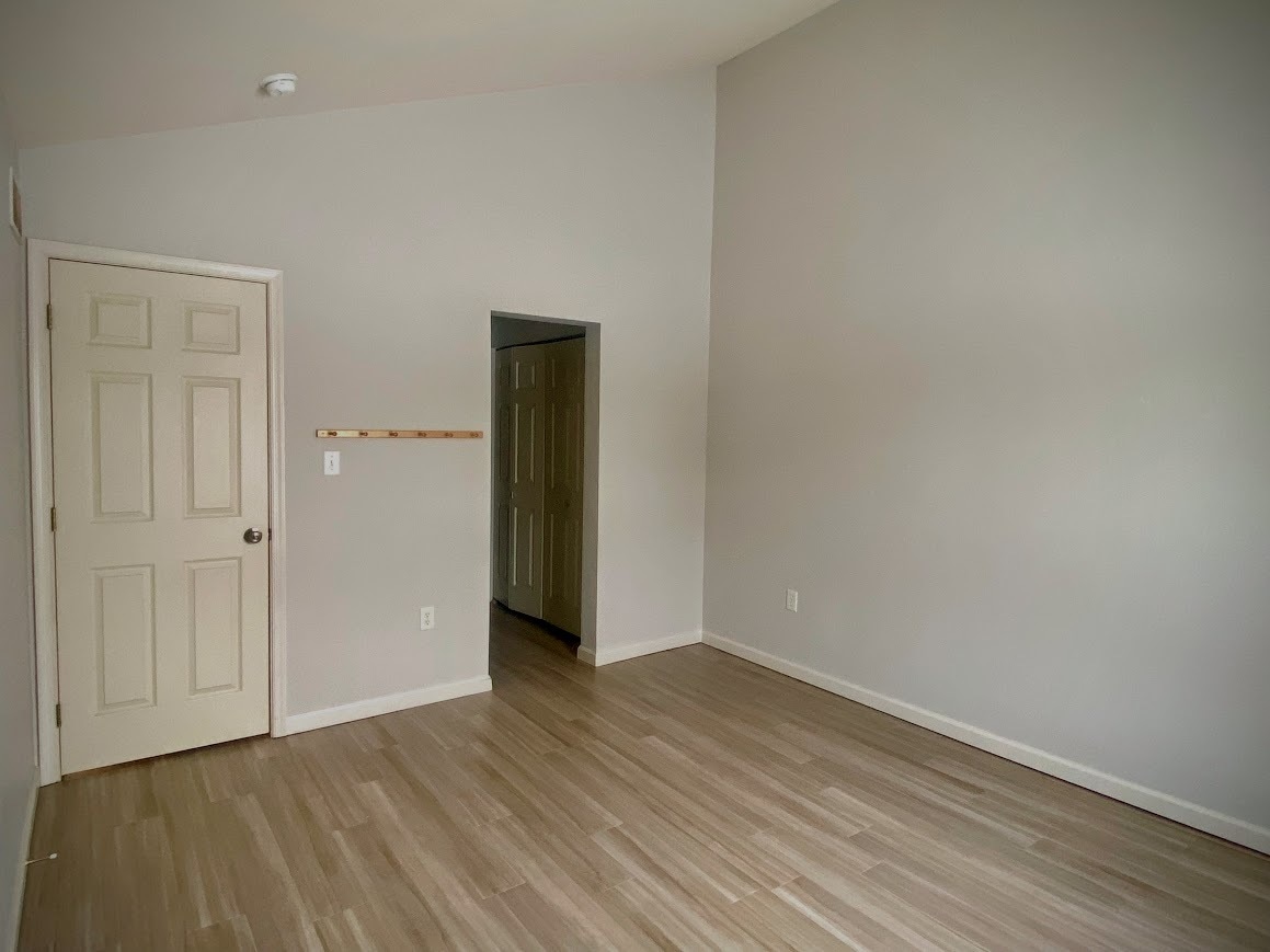 Main-floor Primary Suite - 24 Sandstone Ct