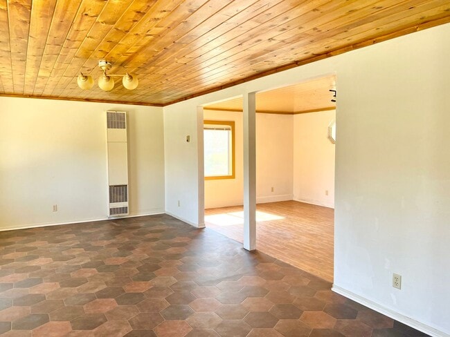 Building Photo - LARGE HOME WITH HUGE BONUS AREA