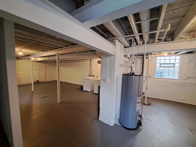 Building Photo - 1509 W Greenleaf Ave