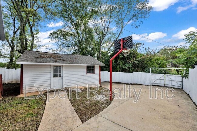 Building Photo - 1245 Waverly St