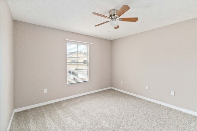 Building Photo - MOVE IN SPECIAL-Beautiful Two Story 3/2.5 Town Home w/ Loft & Screened Porch in St. Cloud