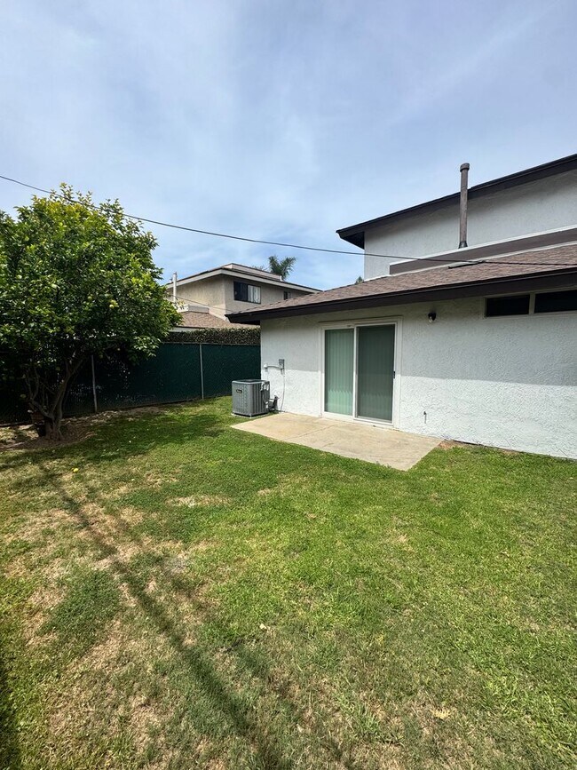 Building Photo - 2210-2212 E Avalon Ave