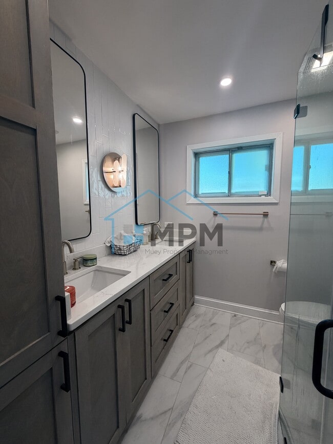 Building Photo - 1706 Lexington Ave