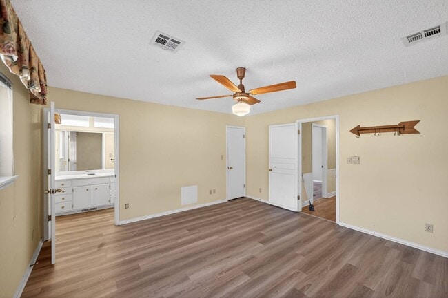 Building Photo - 1910 W 4th St S