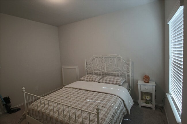 Building Photo - 24727 Tanoureen Dr