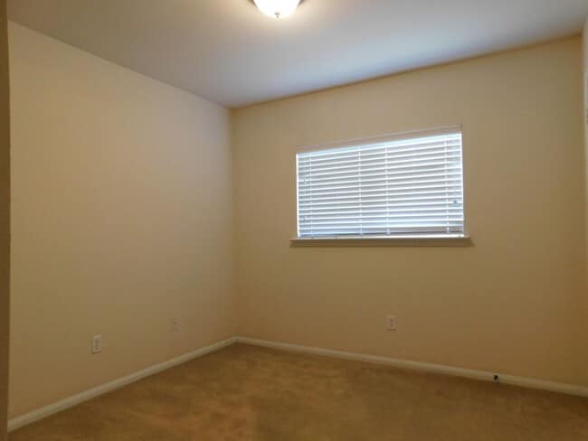 Building Photo - Available Now!!!! Beautiful home located i...