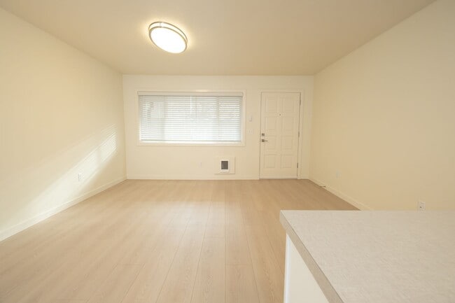 Building Photo - Newly Renovated 1 Bedroom in the Heart of Irvington!
