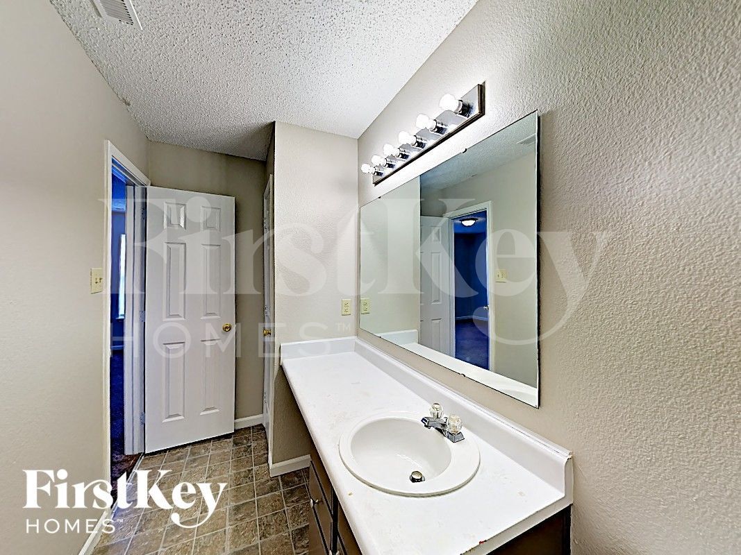 Building Photo - 6646 Kinnerton Dr