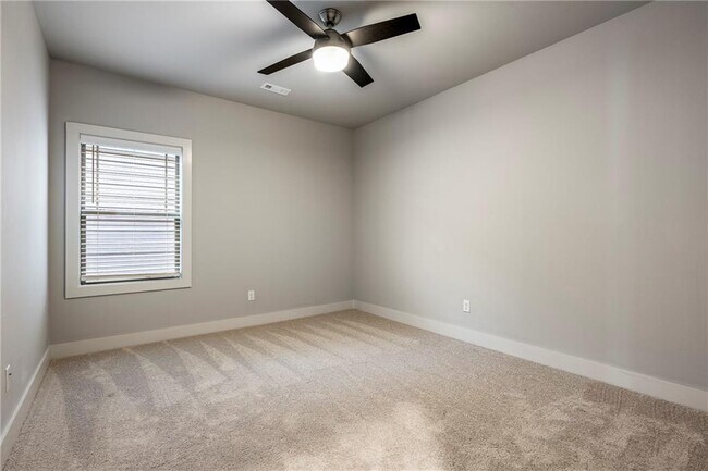 Building Photo - 835 NE Hts Ln