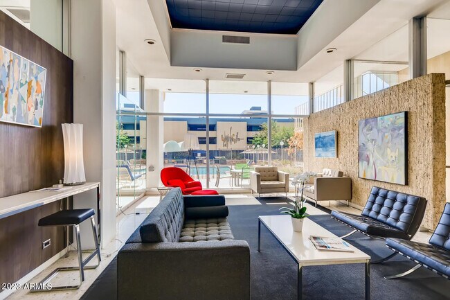 Building Photo - 207 W Clarendon Ave