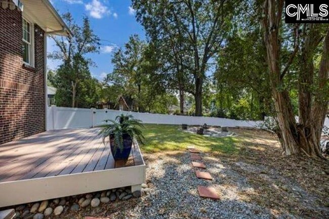 Building Photo - 1701 Pinewood Dr