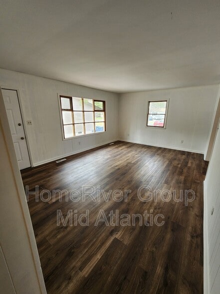 Building Photo - 6 Greenwood Ln