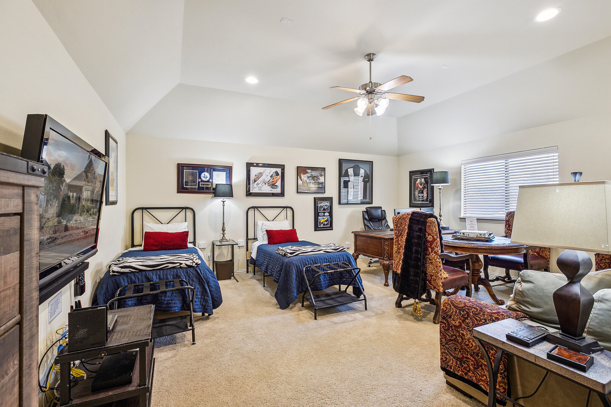 Upstairs Living Family/5th bedroom - 5925 Pedernales Rdg