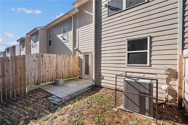 Building Photo - 1821 Edgehill Dr