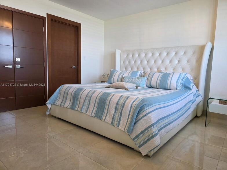 Building Photo - 9225 Collins Ave