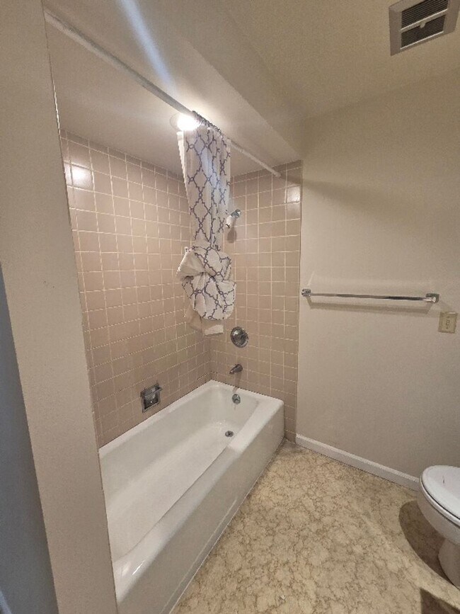 Building Photo - Private 4 Bedroom / 2.5 Bath Bridle Trails Acerage Property