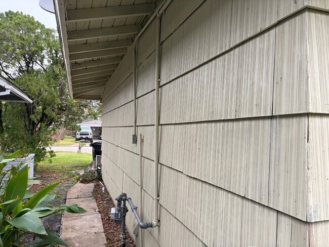 Building Photo - 6122 Glenhurst Dr