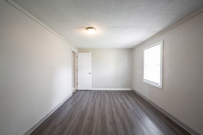 Building Photo - "Charming 3-Bed, 2-Bath Retreat in Indiana...