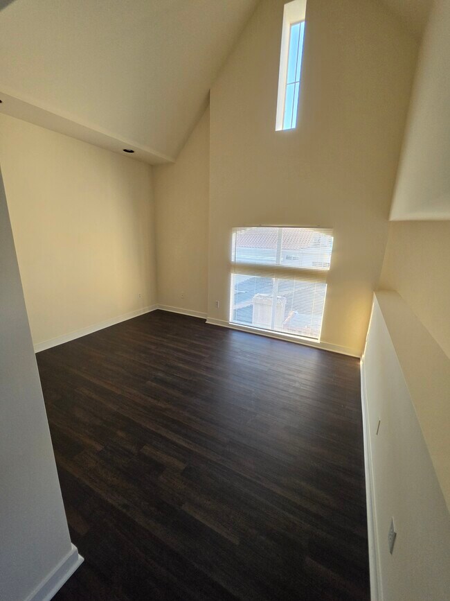 Building Photo - 900 N Croft Ave