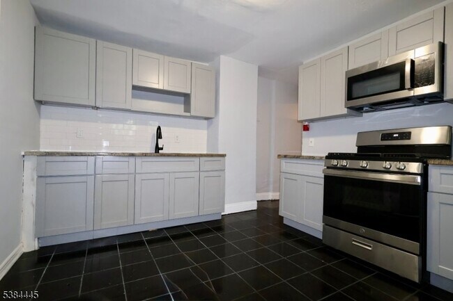 Building Photo - 105 Hanford St