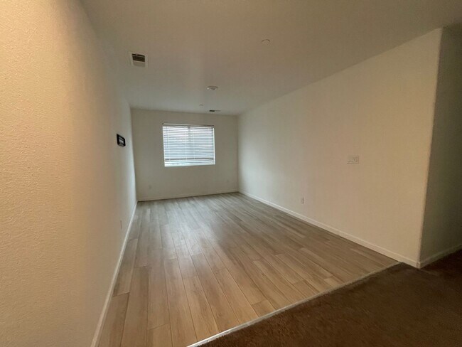 Building Photo - Modern 3 bedroom home in Gated Community