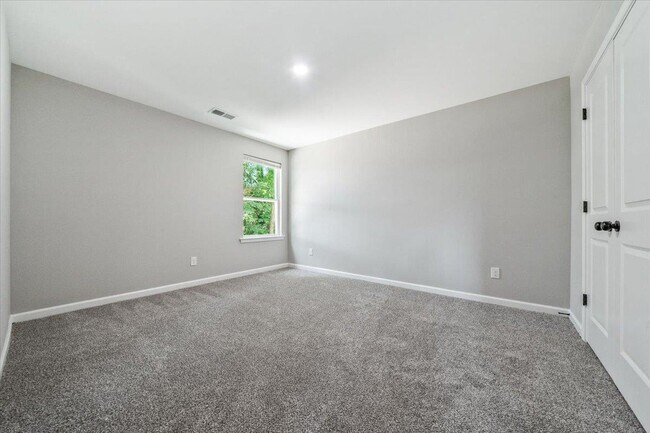 Building Photo - 2844 Nathan Ave