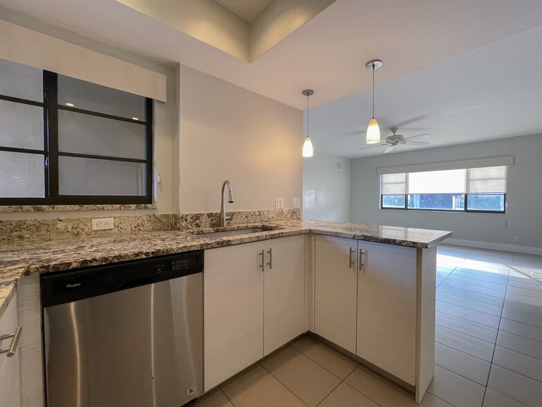 Building Photo - 64 Isle Of Venice Dr