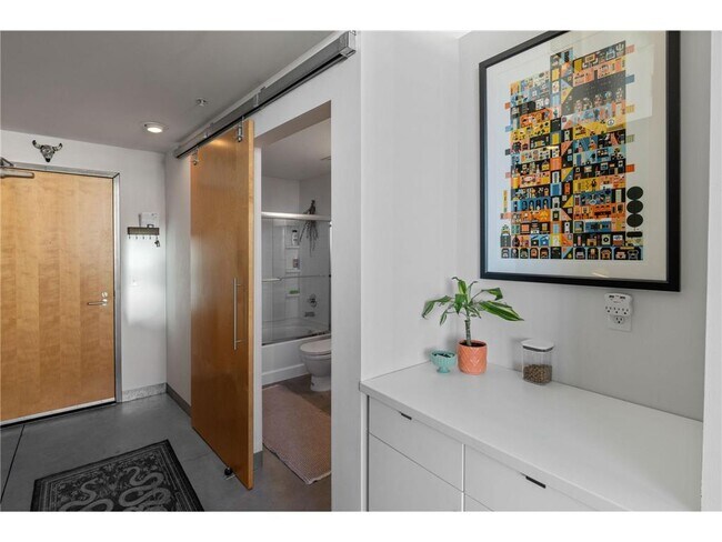 Building Photo - 700 N Washington Ave