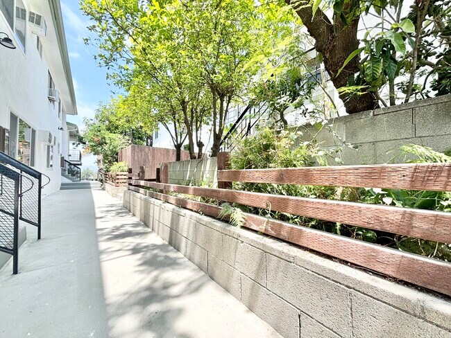 Building Photo - 1000 Coronado Terrace