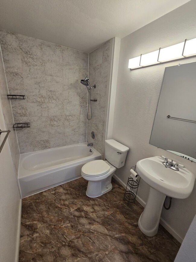 Building Photo - Spacious 1BR Mission Valley Condo - A/C - Private Balcony - 2 Parking Spaces