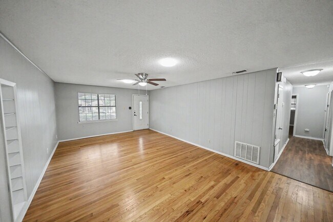 Building Photo - Classic Northeast San Antonio Gem with Two Living Areas - Realtor Commission: $500