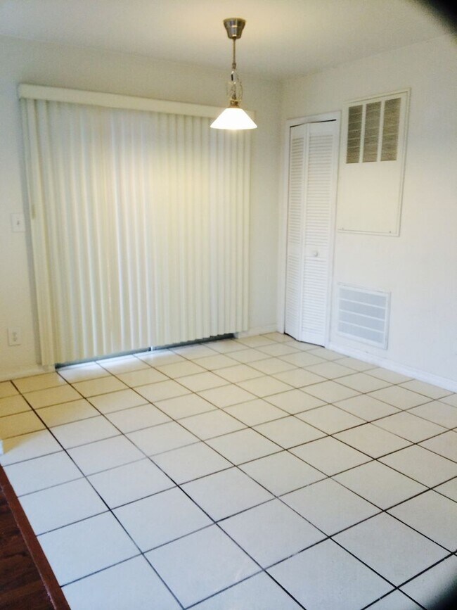 Building Photo - 575 Bloomington Ct