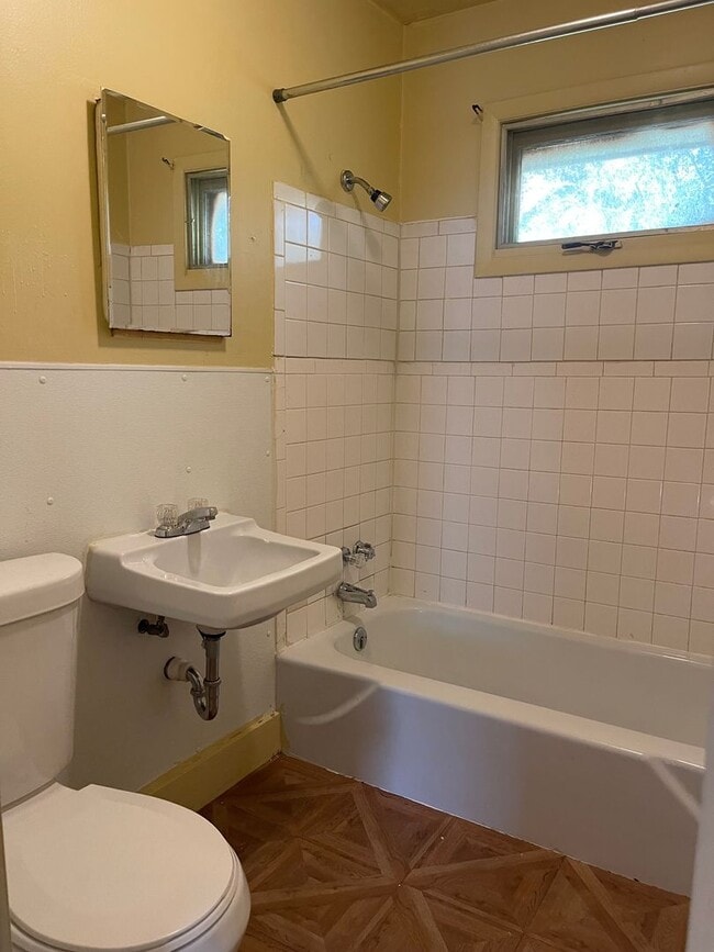 Building Photo - Spacious 2 Bedroom Home!