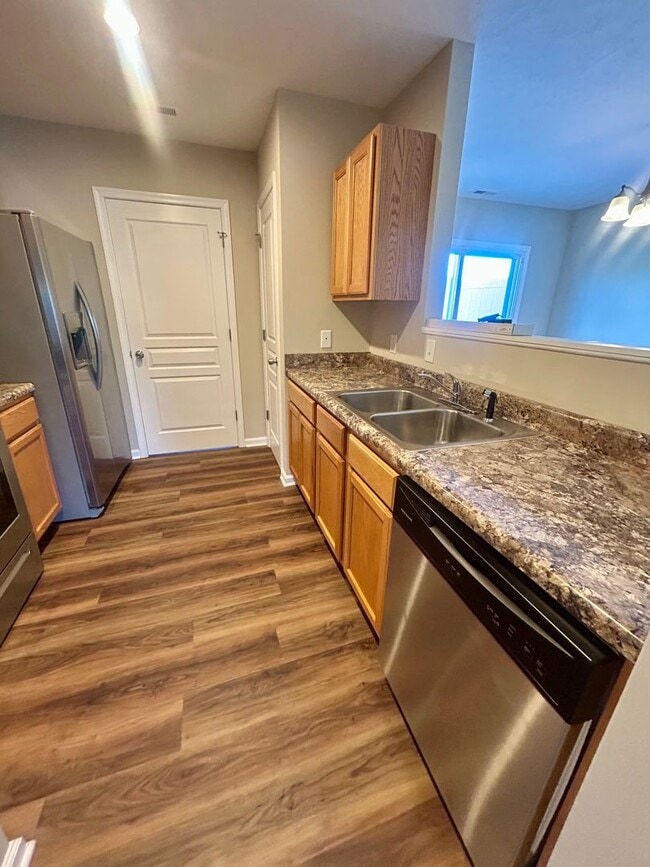 Building Photo - Town House For Rent