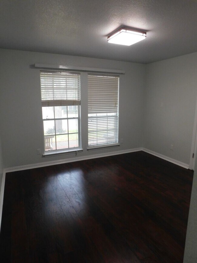 Building Photo - 1301 Leah Ln