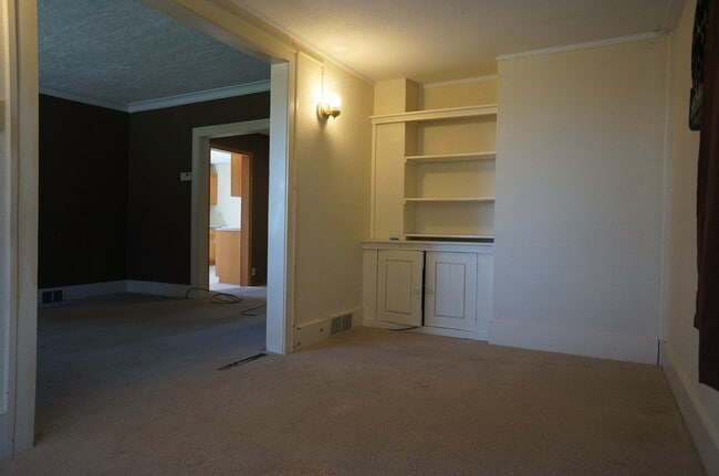 Building Photo - AVAILABLE JUNE - 5 Bed 2 Bath In East Hillside