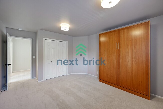 Building Photo - Quiet and Spacious 5-Bedroom Haven w/ 2.5 Baths – 2420 Sq Ft of Comfort Awaits!