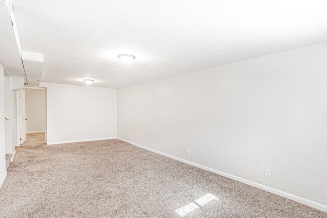 Building Photo - Exceptional 4-Bed, 2-Bath Home in Englewoo...