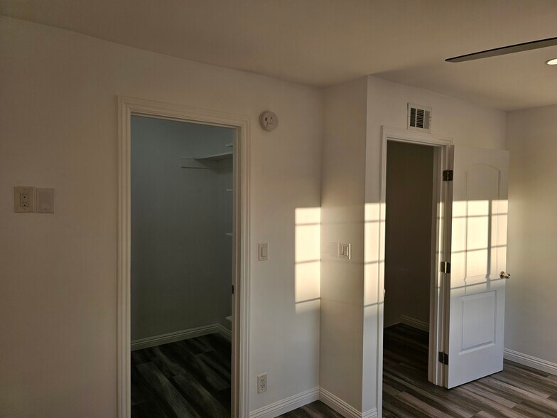 Building Photo - 6501 Vanalden Ave