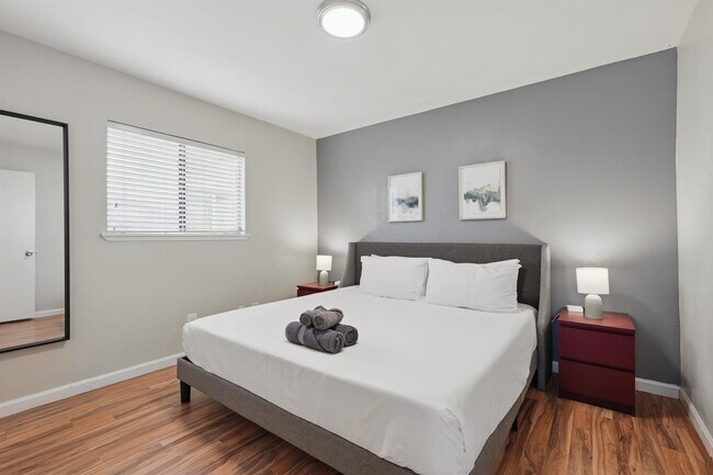 Building Photo - 3454 Livingston Ln