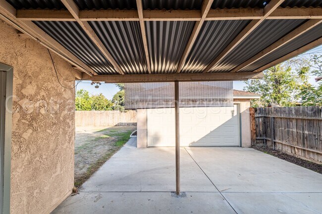 Building Photo - 2 Bedroom/1 Bath Home with Bonus Room  - $1650 per month!