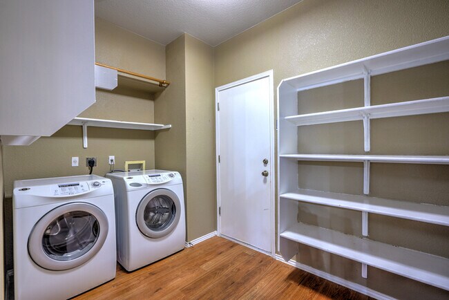 Building Photo - 807 Settlement St