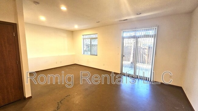Building Photo - 3608 NE 81st Cir