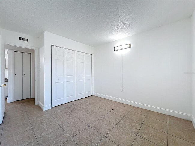 Building Photo - 2569 N Alafaya Trail