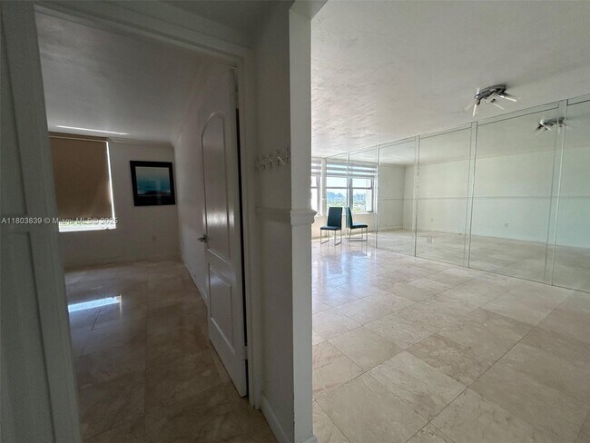 Building Photo - 2899 Collins Ave