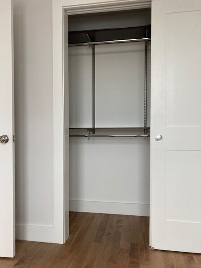 Building Photo - 2BR 2Bth unit. Great location! Easy access to Mass Pike. Laundry IN UNIT!