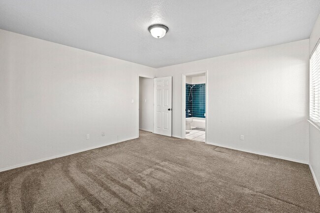Building Photo - 2900 Vista Del Rey NE
