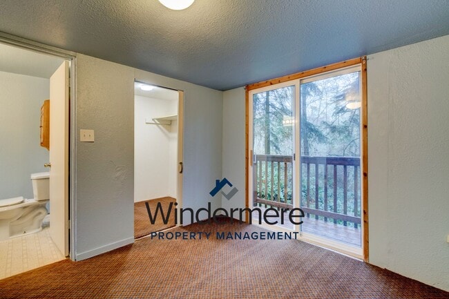 Building Photo - Private 2 bed 2 bath home