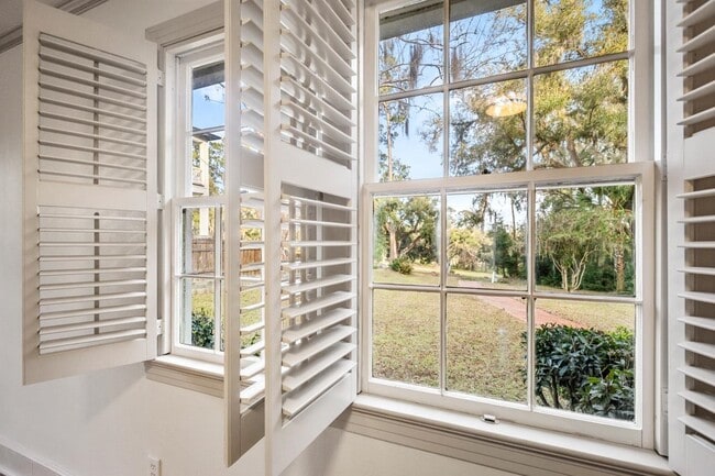 Building Photo - 2014 Golf Terrace Dr